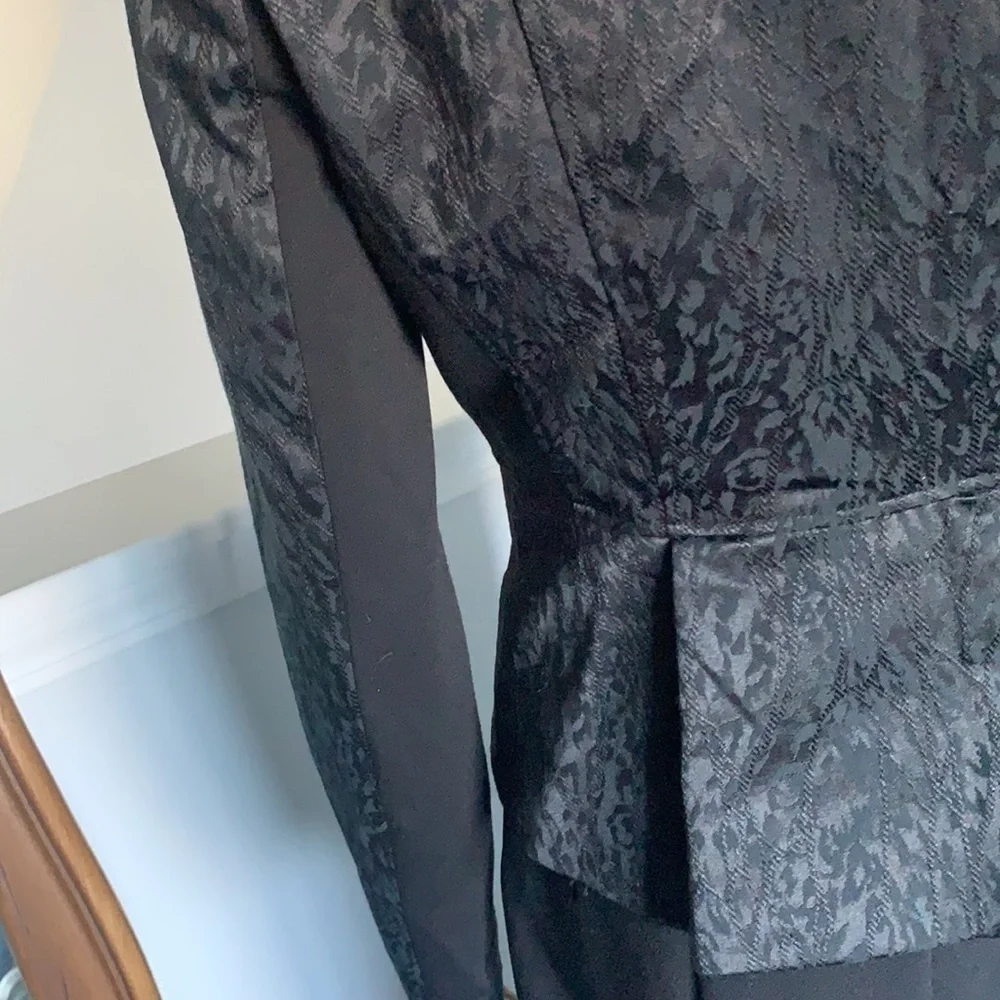 Tahari moto black blazer jacket textured animal print sz 4 zipper classic‎